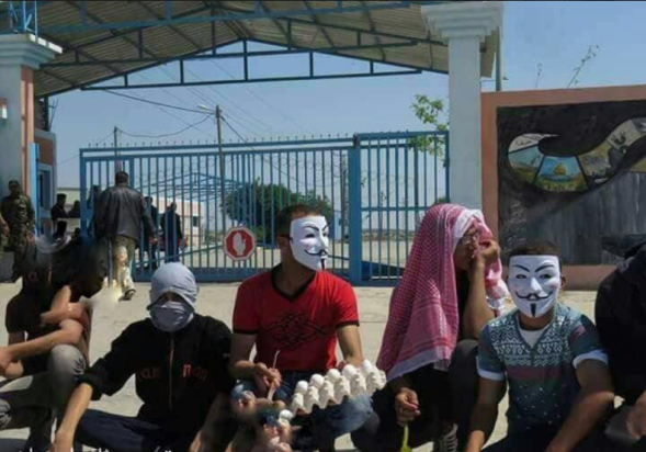 Manifestantes simpatizantes de Hamás obstruyen la salida de los miembros del Consejo Nacional Palestino de Gaza a Ramala atacándolos con huevos y zapatos (página oficial de Fatah en Facebook, 29 de abril de 2018)