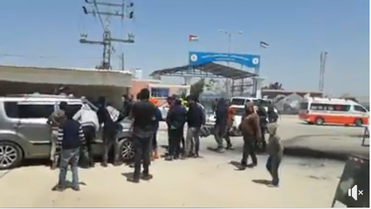 Des manifestants affiliés au Hamas empêchent le départ des membres du CNP de Gaza vers Ramallah, les attaquant avec des œufs et des chaussures (Page Facebook officielle du Fatah, 29 avril 2018)