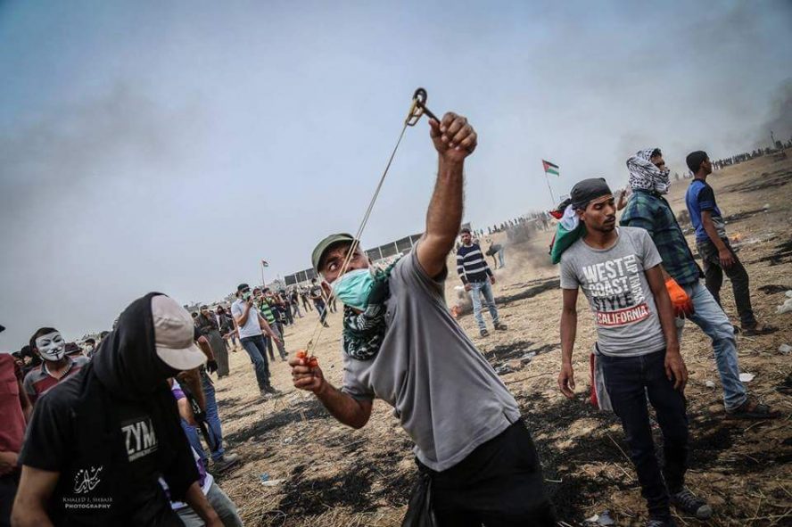 Palestinians throwing stones at IDF forces east of Khan Yunis (PALINFO Twitter account, May 5, 2018).