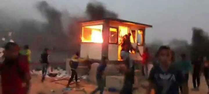 Palestinian demonstrators breaking into the Palestinian side of the Kerem Shalom crossing and setting fire to a “security position” there (PALINFO Twitter account, May 4, 2018)