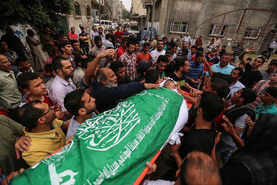 The body of Anas Shawqi Abu Asr wrapped in a Hamas green flag (QUDSN Facebook page, May 3, 2018)