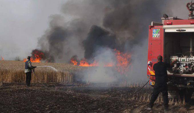 Fire in the fields of Kibbutz Be’eri, caused by a Molotov kite sent from the Gaza Strip (Al-Resalah Facebook page, May 2, 2018)