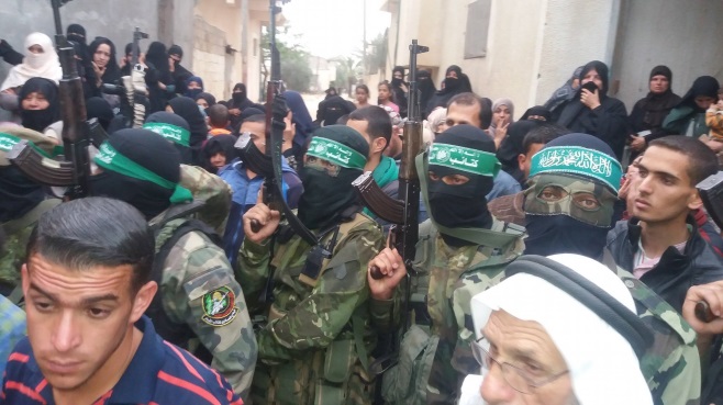 Photos des funérailles de Bahaa Qudeih. Son corps est enveloppé dans un drapeau du Hamas (Page Facebook de la famille Qudeih, 6 mai 2018)