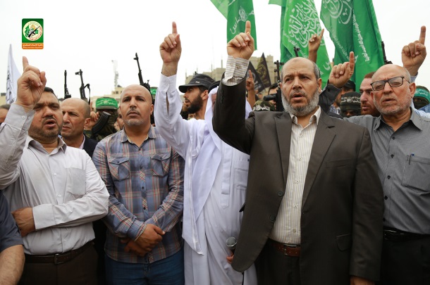 Ismail Haniya, Khalil al-Hayya et d'autres hauts responsables du Hamas à l'enterrement des membres du Hamas à Deir al-Balah (Droite : site Internet du Hamas, 6 mai 2018, gauche : site Internet des Brigades Izz al-Din al-Qassam, 6 mai 2018)