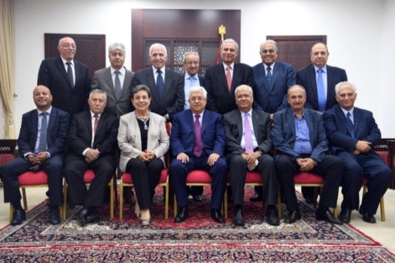 Mahmoud Abbas dans son bureau avec les membres élus du comité exécutif (WAFA, 4 mai 2018)