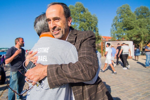 Zaher Birawi accueille les participants à la flottille.