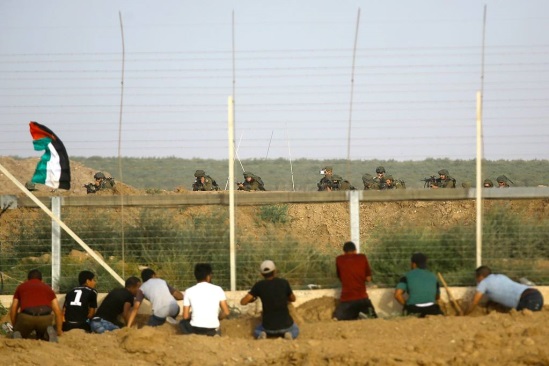 Palestiniens sabotant la barrière de sécurité de la frontière dans la région de Khirbat Ikhza'a à l'Est de Khan Yunis (Compte Twitter Palinfo, 26 mai 2018). Le Hamas envoie habituellement des jeunes saboter la clôture.