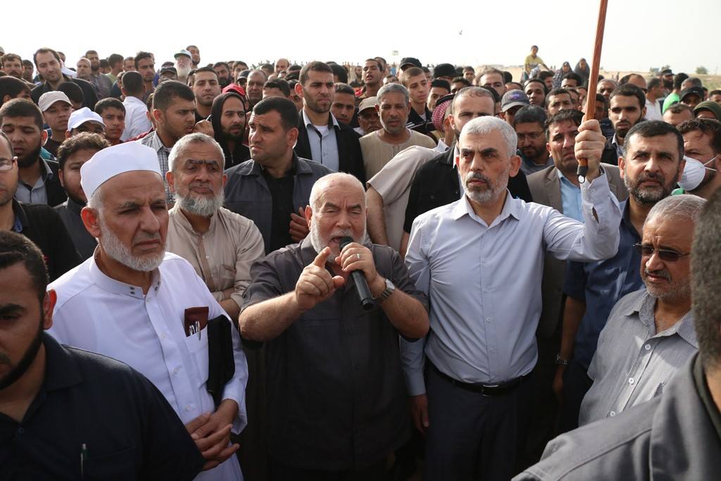 Yahya al-Sinwar (à droite) et Ahmed Bahar (à gauche) visitent le 