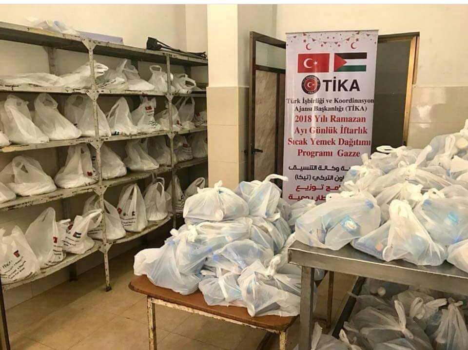 תיקה 1Paquets de nourriture distribués par TIKA dans la bande de Gaza (Compte Twitter Tika Palestine et Palinfo, 27 mai 2018)