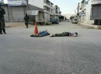 Corps de deux membres de l'Etat islamique gisant dans la rue après avoir été exécutés par le Siège de Libération d'Al-Sham dans la ville d'Al-Dana, au Nord d'Idlib (Haqq, 1er juin 2018)