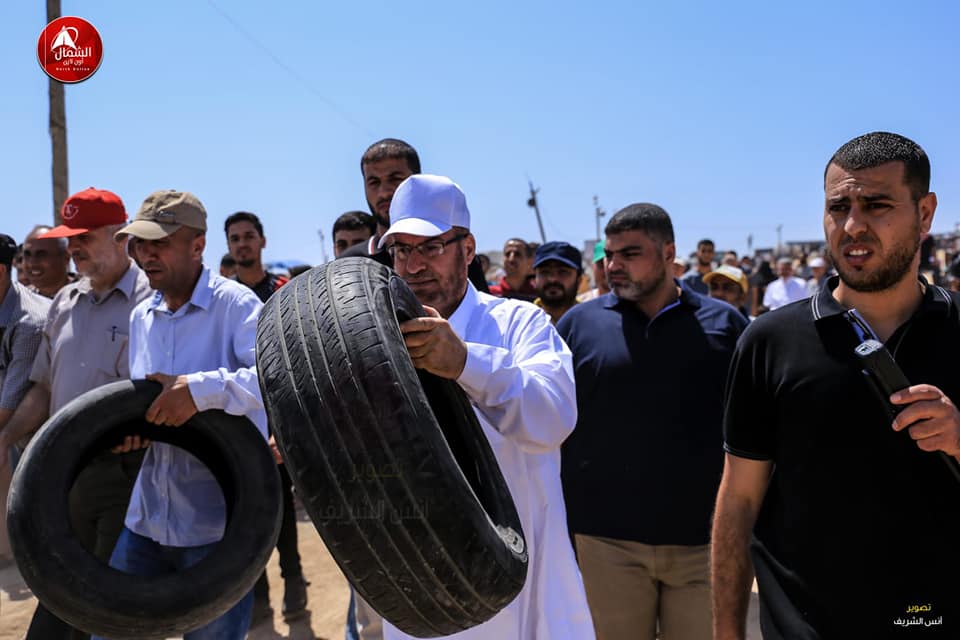 פתחי חמאד, בכיר חמאס, סוחב עמו צמיג בדרכו ל