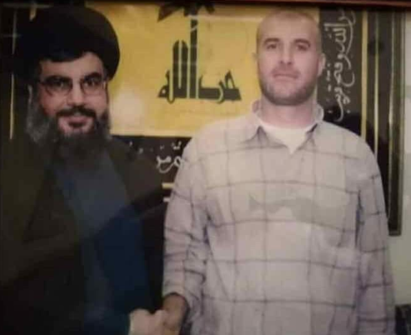 asser Jamil Hadraj, commandant du bataillon de roquettes du Hezbollah en Syrie, qui a été tué dans des affrontements avec l'Etat islamique près de la ville d'Abu Kamal. Il est vu dans une photo d'archives serrant la main du chef du Hezbollah Hassan Nasrallah (Twitter, 10 juin 2018).