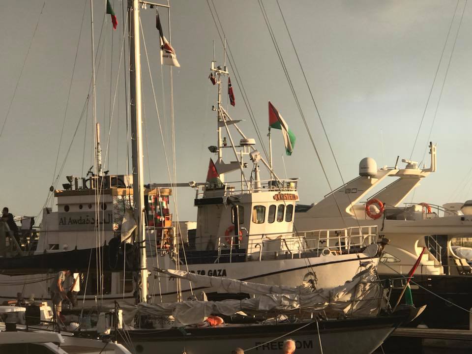 Zaher Birawi pose pour une photo devant les bateaux (Page Facebook de Zaher Birawi, 21 juin 2018)