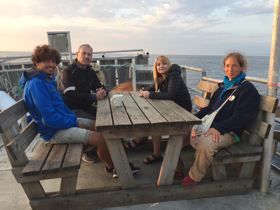 Activistes sur le pont de l'al-Awda. De gauche à droite : Awny Farhat, ancien coordinateur du projet Gaza Ark ; Le médecin canadien-palestinien, Majed Kraishi; la dramaturge espagnole Lola Blasco; l'Israélien Zohar Chamberlain Regev, coordinateur de la Flotte de la Liberté (Page Facebook de Dmitri Lascaris, 22 juin 2018). 