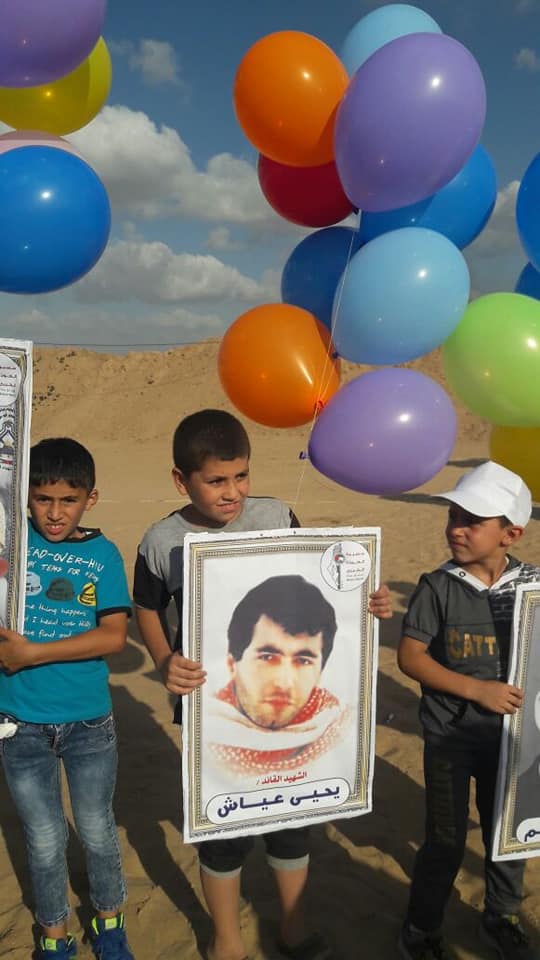 Balloons bearing pictures of Palestinian shaheeds and terrorist prisoners, in the eastern part of the al-Bureij refugee camp. One is a picture of Yahya Ayash, "the engineer," a leading figure in organizing suicide bombing attacks against Israel in the 1990s (Twitter account of Mustafa Ayash, director of Gaza al-A'an, June 30, 2018).