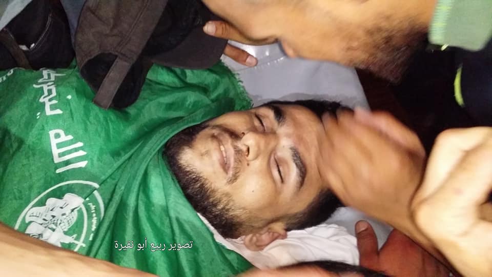 Body of Muhammad al-Hamayda wrapped for burial in the flag of Hamas' military wing (Shehab agency Twitter account, June 30, 2018).