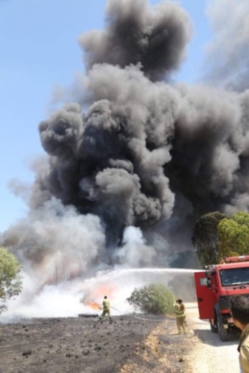 Ein riesiges Feuer in der Umgebung des Gazastreifens, das durch einen Brandballon, der vom Gazastreifen aus steigen gelassen wurde, verursacht wurde (Twitter-Account von PALINFO, 1. Juli 2018)