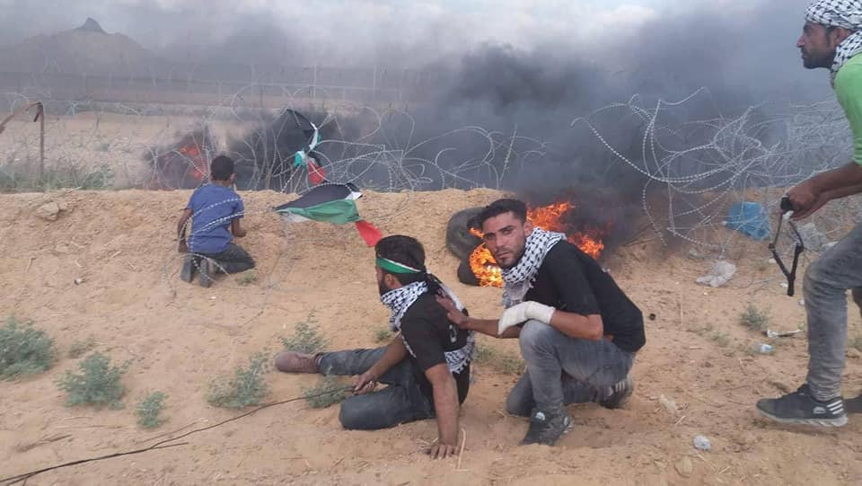 Yasser Abu al-Naja (en haut à gauche, chemise bleue), qui a été tué près de la barrière de sécurité le 29 juin 2018. Il faisait partie d'une équipe palestinienne qui tentait de vandaliser la barrière, en vue de pénétrer en territoire israélien (Page Facebook de Mus'ab al-Kasas Abu Wadia', 2 juillet 2018)