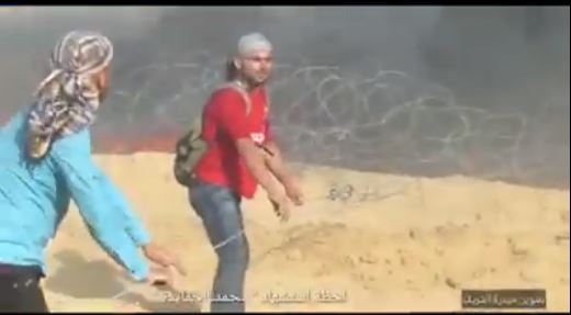 ‏‏Muhammad al-Hamayda (chemise rouge) sabote les barbelés près de la barrière de sécurité à l'Est de Rafah quelques minutes avant d'être tué par les tirs de Tsahal (Page Facebook de Kheiri Abu Fires Abu Sinjar de Rafah, 30 juin 2018)