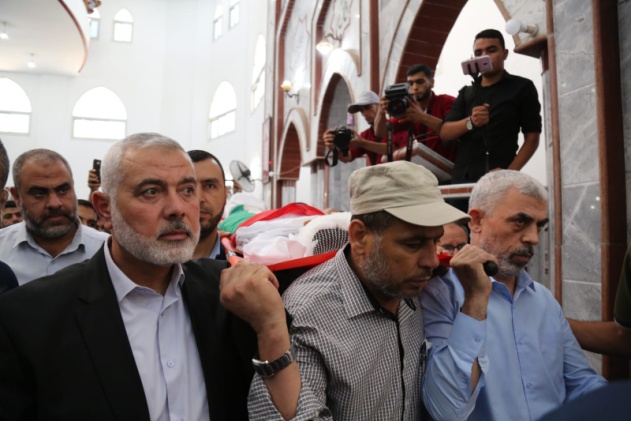 Yahya al-Sinwar, Amjad Abu al-Naja et Ismaïl Haniyeh portent le corps (Site Internet du Hamas, 30 juin 2018)