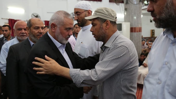 Amjad Abu al-Naja embrasse Ismaïl Haniyeh.