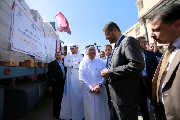 Cérémonie de remise des médicaments et du matériel médical au ministère de la Santé dans la bande de Gaza en présence du président du comité qatari de reconstruction de la bande de Gaza Mohammad al-'Amoudi (Page Facebook du comité qatari de reconstruction de la bande de Gaza, 30 juin 2018)