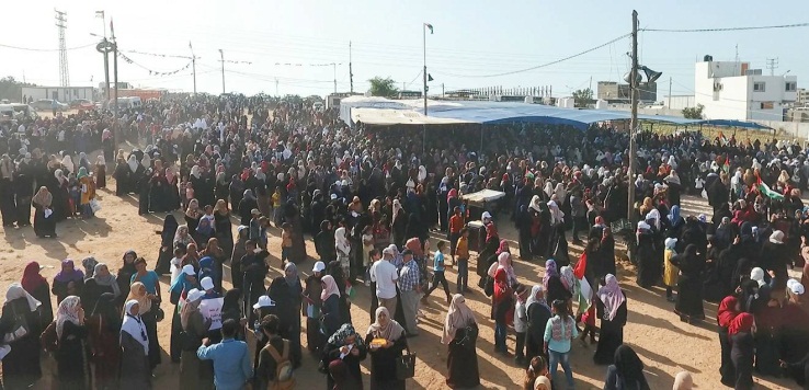 Le rassemblement de femmes. Gauche : Yahya al-Sinwar assiste au rassemblement (Page Facebook de l'Autorité nationale suprême de la marche du retour, 3 juillet 2018)