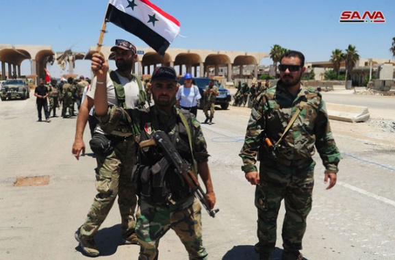 Soldats de l'armée syrienne au poste frontalier de Naseeb, agitant des photos du Président syrien et des drapeaux syriens (Sana, 7 juillet 2018)