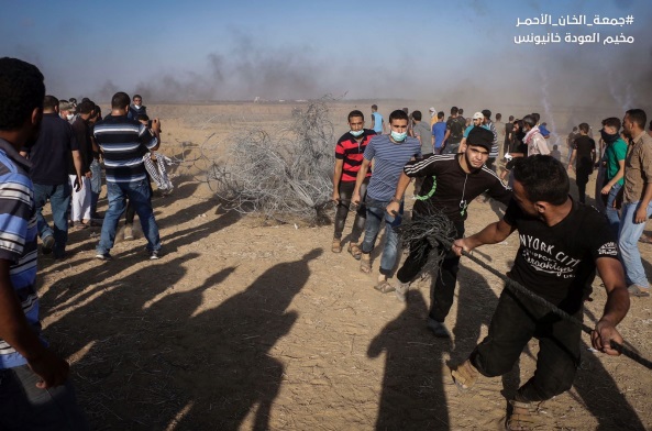 Rioters drag the barbed wire near the security fence in eastern Khan Yunis (Facebook page of the 