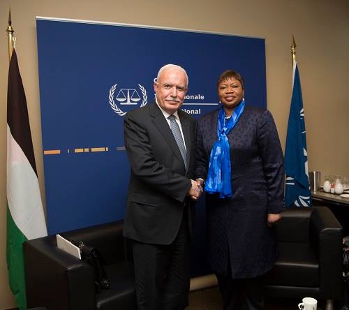 Riyadh al-Maliki, Palestinian foreign minister, meets in The Hague with Fatou Bensouda, the chief prosecutor of the ICC (Facebook page of the Palestinian foreign ministry, July 16, 2018).