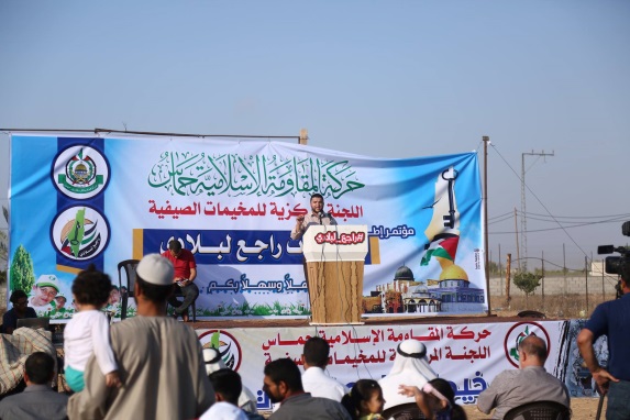 Amjad Mazid (droite), l'organisateur des camps d'été, lors de la conférence de presse (Page Facebook du comité des camps d'été de Khan Yunis, 14 juillet 2018).