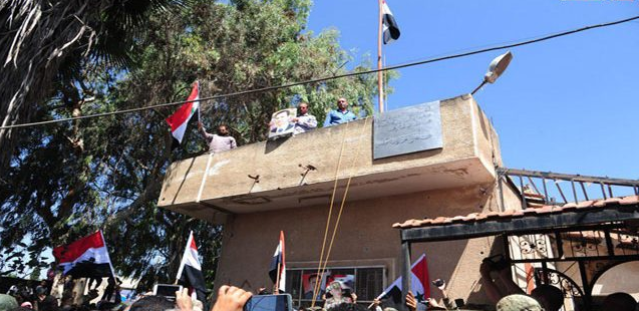 Drapeaux syriens dans la ville de Tafas (SANA, 12 juillet 2018)