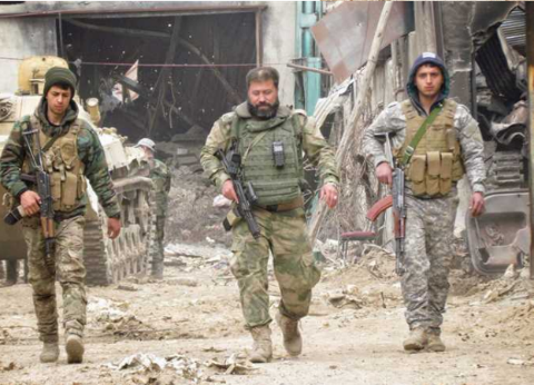 Commandant de la milice Abu Fadl al-Abbas, Abu Ajeeb (au Centre), dans le village de Da'el, au Nord de Daraa (Al-Arab Al-Youm, 11 juillet 2018)