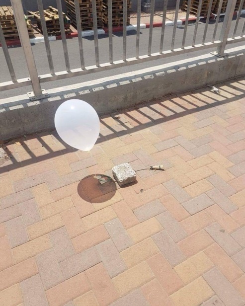 Ein Ballon, der aus dem Gazastreifen, möglicherweise mit einem Sprengsatz, in der Stadt Sderot landete (Facebook-Seite von QUDSN, 23. Juli 2018)