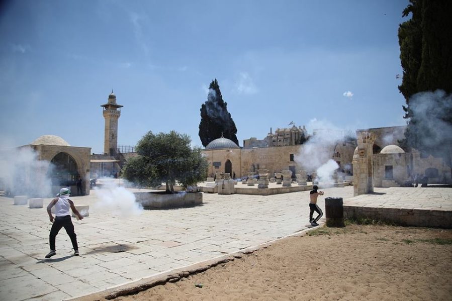 Clashes on the Temple Mount. Palestinians hold fireworks launchers (Shehab Facebook page, July 28, 2018).