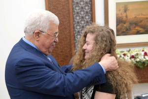 Abu Mazen recibe a Ahed Tamimi en su despacho (Wafa, 29 de julio de 2018).