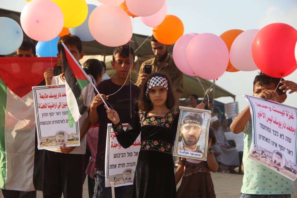 Children launch balloons from the central Gaza Strip. Attached to the balloons are pictures of Palestinian terrorist prisoners and shaheeds, as well as messages for Israel (Facebook page of the 