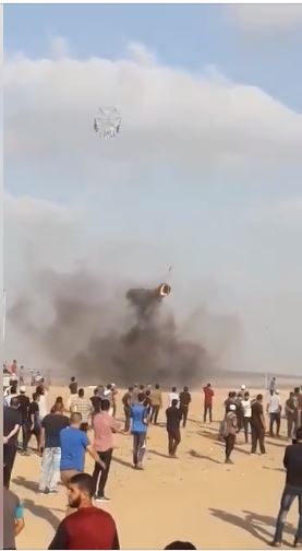 ‏‏A kite with a burning tire launched from eastern Gaza City (Facebook page of the "supreme national authority of the return march," August 3 and 5, 2018).