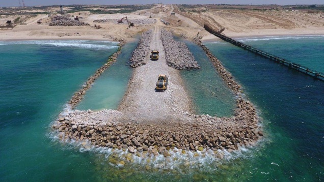 בניית המכשול הימי סמוך לחוף זיקים (דוברות משרד הביטחון, 5 באוגוסט 2018)