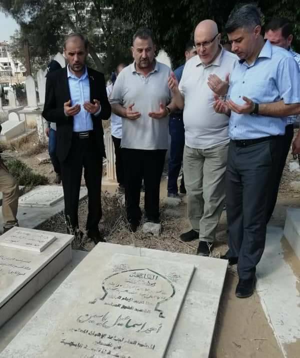 The Hamas delegation, headed by Saleh al-Arouri (second from left), pays a visit to the grave of Ahmed Yassin (Palinfo Twitter account, August 5, 2018).