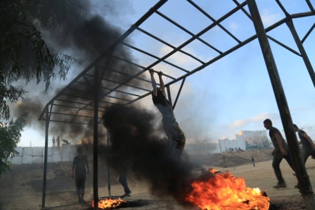 תרגול מעבר באש נערך ביום הראשון של מחנה הערב במוצב אלירמוכ של הזרוע הצבאית של חמאס במחוז ח'אן יונס.