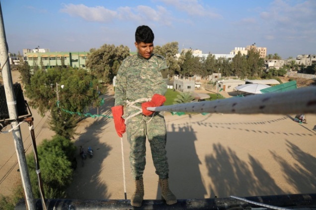 ילדים ונערים מתרגלים טיפוס וירידה מקירות (מתוך תיעוד פעילויות ביום השני של מחנות "חלוצי השחרור" במחוז ח'אן יונס).