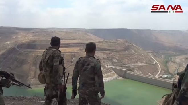 Des soldats de l'armée syrienne observant le barrage d'Al-Wahda dans le bassin du Yarmouk (SANA, 2 août 2018)