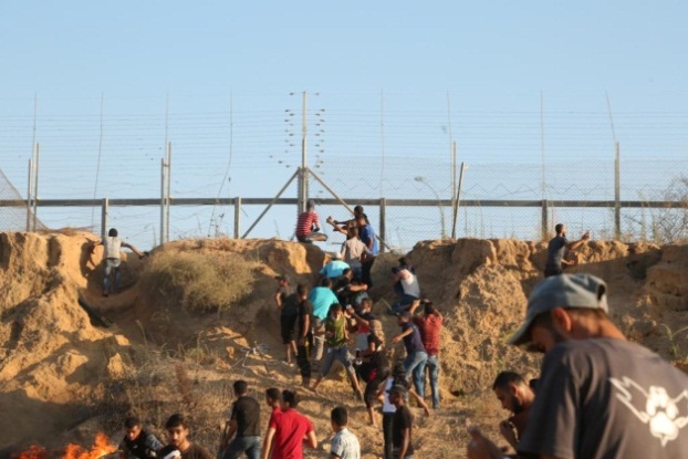 מפגינים מחבלים בגדר הביטחון במרכז הרצועה (דף הפייסבוק של הרשות הלאומית העליונה של צעדת השיבה, 10 באוגוסט 2018)