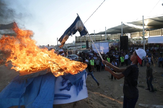 הצגת תכלית של שריפת מתקן ישראלי (דף הפייסבוק של הוועדה המרכזית של מחנות הקיץ במחוז ח'אן יונס, 12 באוגוסט 2018)