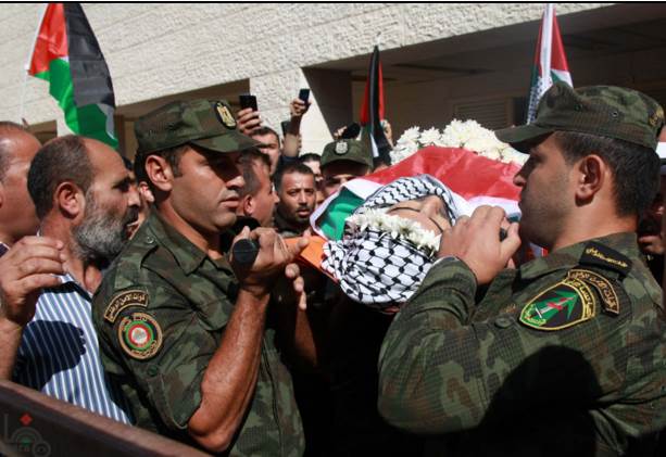 The body of terrorist Iyad al-'Awauda wrapped in the Palestinian flag and carried by Palestinian national security force operatives (Wafa News Agency, October 17, 2015).