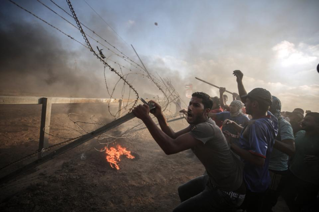 Gazan rioters try to break through the security fence during a "return march" (Supreme National Authority of the Great Return March Facebook page, August 17, 2018).