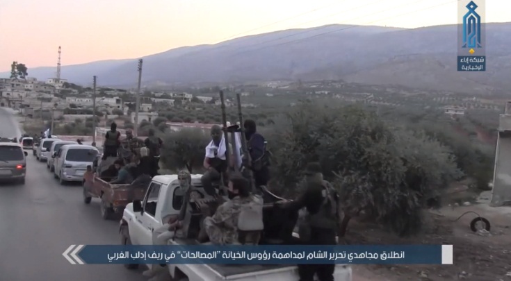 Convoy of operatives of the Headquarters for the Liberation of Al-Sham on their way to carry out the arrests (Ibaa, August 20, 2018).