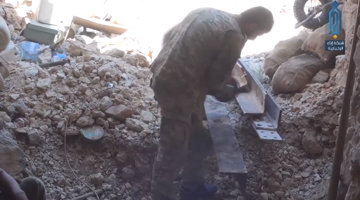 Operative of the Headquarters for the Liberation of Al-Sham reinforcing a position in the area of the Kurds’ Mountain (Ibaa, August 21, 2018)