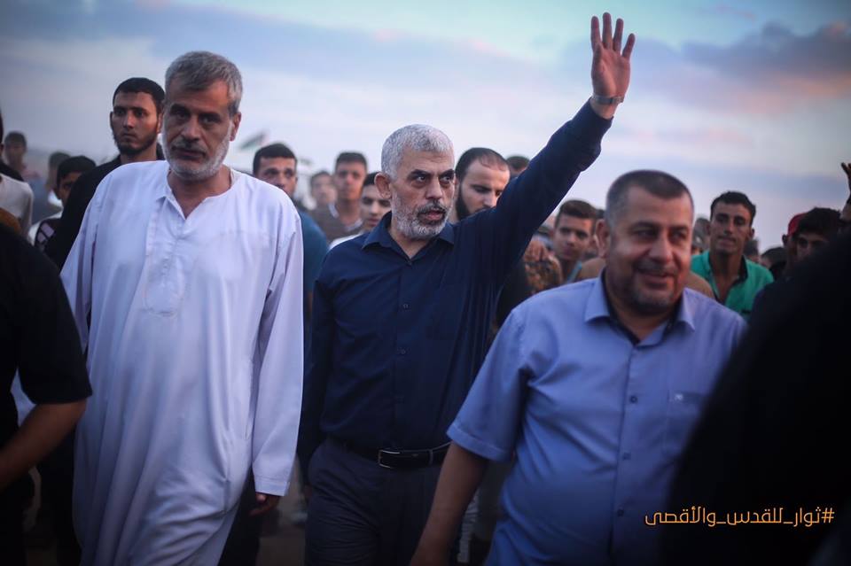 Yahya al-Sinwar participando en la marcha de retorno al este de Khan Yunis.